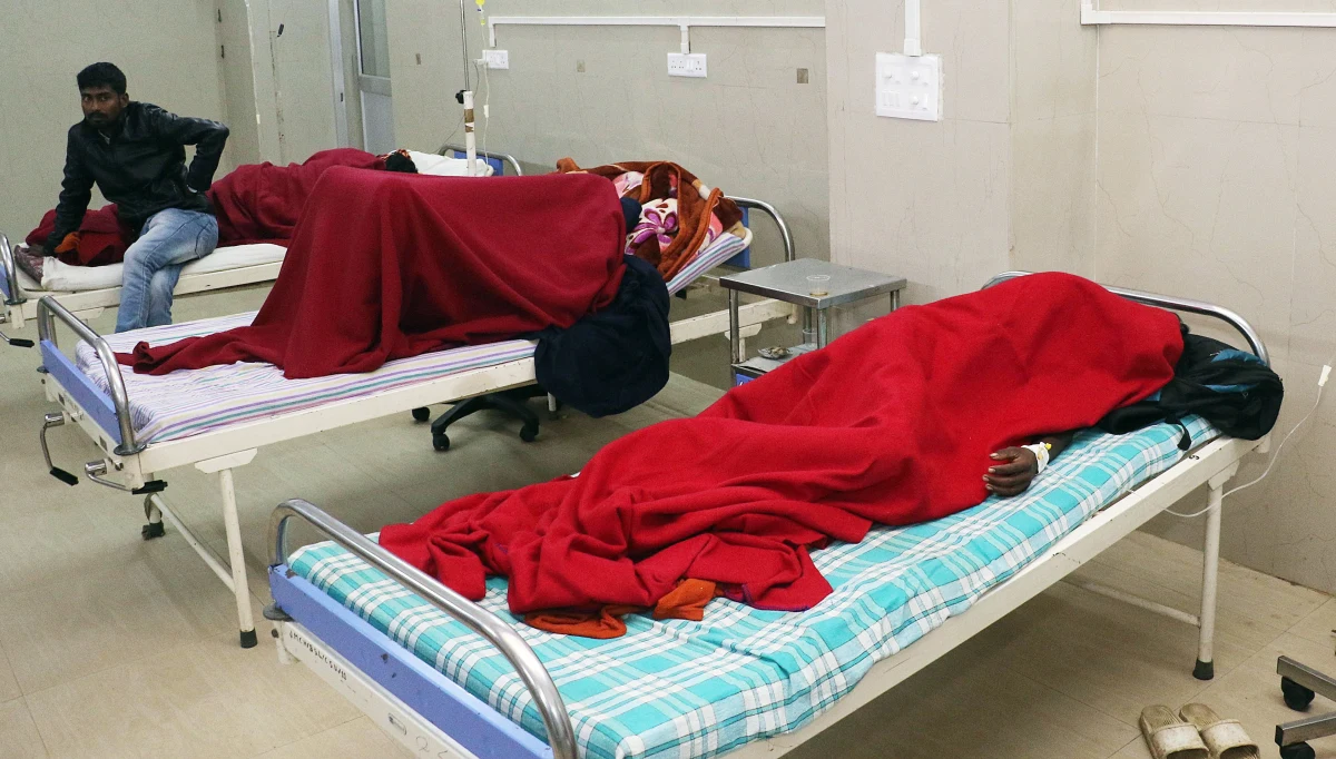 Co najmniej 150 osób zmarło, a około 200 jest hospitalizowanych w stanie Asam w północno-wschodnich Indiach po wypiciu nielegalnie pędzonego bimbru - podały w niedzielę lokalne władze.