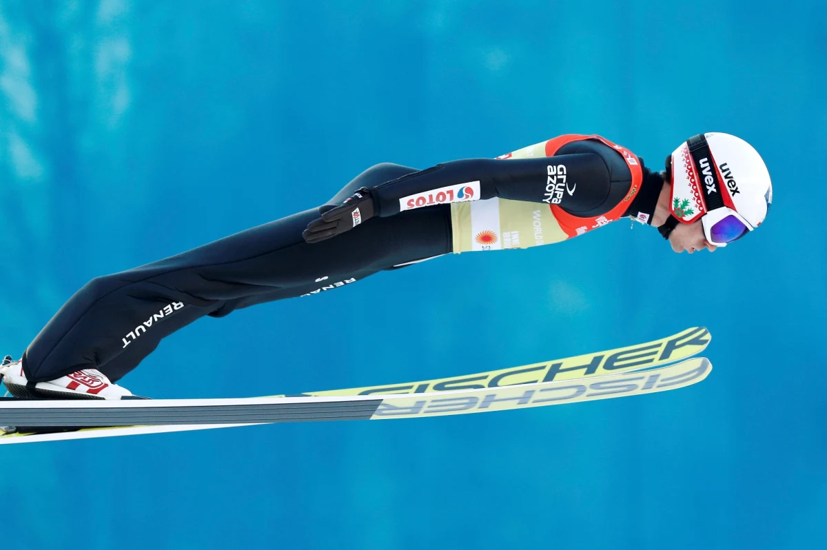 Po pierwszej serii konkursu drużynowego mistrzostw świata Polska jest tuż za podium. Biało-czerwoni zajmują czwarte miejsce. Prowadzą Niemcy. Przed chwilą rozpoczęła się druga seria.  