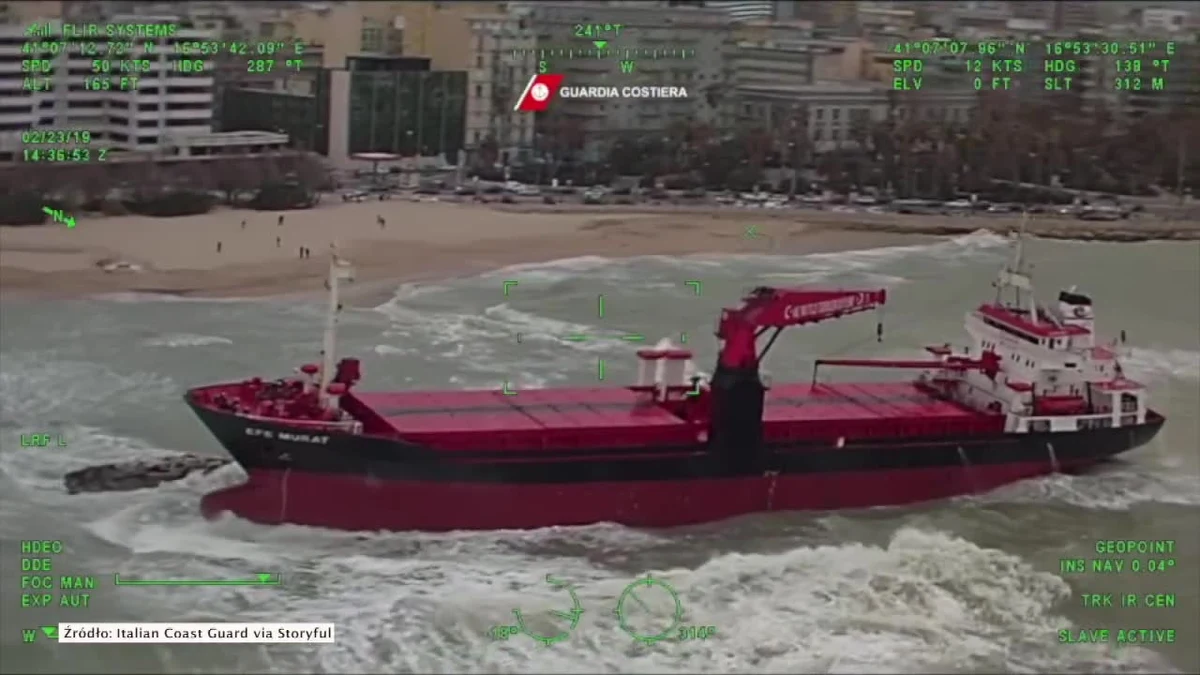 Turecki statek utknął na mieliźnie w pobliżu włoskiego portu w Bari. Silny wiatr zepchnął go na kamienne nabrzeże. Całe Włochy zmagają się ze skutkami silnych wiatrów. 