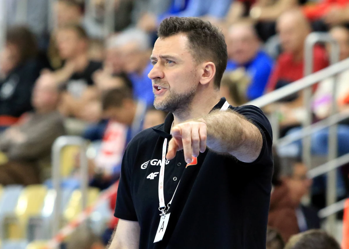 Zarząd Związku Piłki Ręcznej upoważnił prezesa Andrzeja Kraśnickiego do rozwiązania kontraktu z trenerem męskiej reprezentacji Polski Piotrem Przybeckim. Tymczasowo zastąpią go Patryk Rombel i Sławomir Szmal - przekazał wiceprezes ZPRP Zygfryd Kuchta.