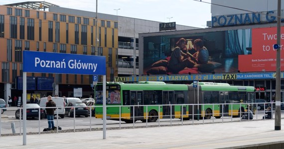 Z powodu uszkodzonej sieci trakcyjnej na dworcu PKP Poznań Główny występują utrudnienia w ruchu pociągów. Składy mają duże opóźnienia. 