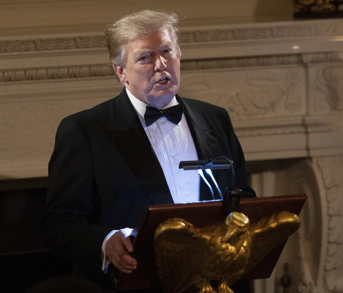 "Chiny są niesamowite. Chcemy wspólnie osiągnąć porozumienie, które będzie wielkie dla obu krajów" - oświadczył prezydent Trump w niedzielę podczas spotkania z gubernatorami w Białym Domu. Zapowiedział, że "za tydzień lub dwa świat obiegną wielkie wieści".