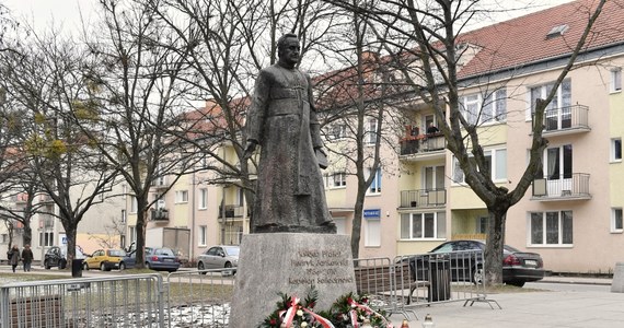 Nadzór budowlany zajmie się pomnikiem księdza Henryka Jankowskiego. Jeszcze dziś ruszyć ma postępowanie wyjaśniające w tej sprawie. W weekend pomnik - przewrócony w zeszłym tygodniu przez 3 mieszkańców Warszawy i okolic - został ponownie postawiony na swoim miejscu.