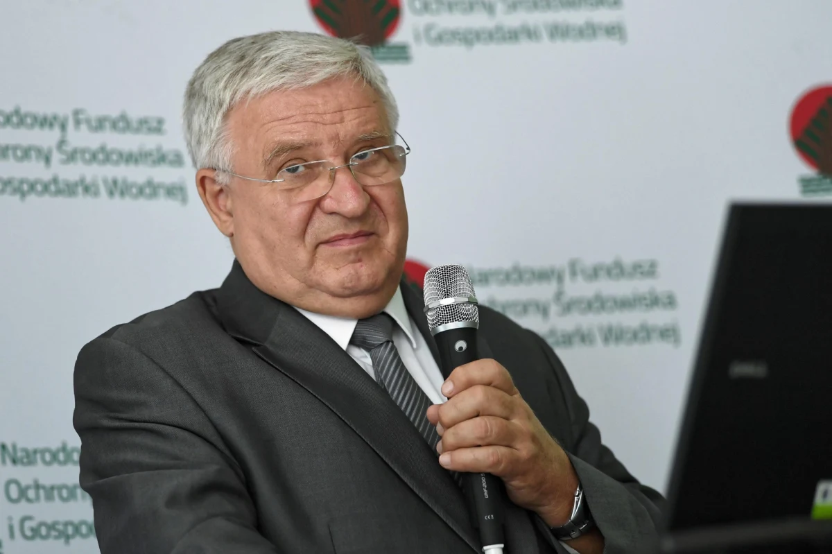 Kazimierz Kujda twierdzi, że nie podpisał zobowiązania do współpracy z SB: w wywiadzie dla tygodnika "Sieci" mówi, że podpisał "deklarację prowadzenia dialogu w zakresie gospodarki, energetyki, spraw naukowych". Kujda, jeden z najbliższych współpracowników prezesa PiS Jarosława Kaczyńskiego, od 2015 roku stał na czele Narodowego Funduszu Ochrony Środowiska i Gospodarki Wodnej: do dymisji podał się po medialnych doniesieniach o jego współpracy ze Służbą Bezpieczeństwa PRL.