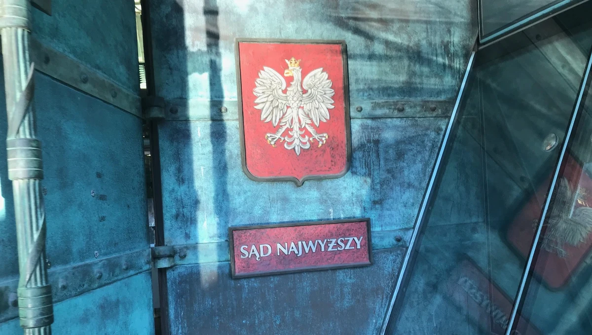 2 514 148 złotych - taką sumę, jak ustalił dziennikarz RMF FM Tomasz Skory, zwrócili do budżetu państwa odesłani w stan spoczynku, a następnie przywróceni do orzekania sędziowie Sądu Najwyższego. Termin zwrotu odpraw i ekwiwalentów za niewykorzystane urlopy upłynął w piątek. Według informacji naszego dziennikarza, obowiązek zwrotu tych pieniędzy dotyczył 20 sędziów Sądu Najwyższego - i wszyscy się z niego wywiązali.