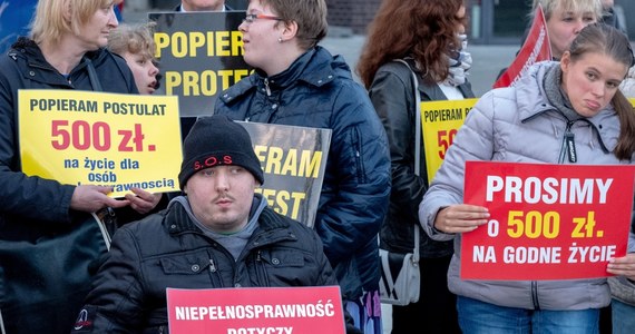 23 maja w Warszawie ma się odbyć wielki protest niepełnosprawnych. To reakcja na sobotnią konwencję Prawa i Sprawiedliwości, na której prezes partii zapowiedział przeznaczenie miliardów złotych między innymi na 500 plus już na pierwsze dziecko oraz na wsparcie emerytów.