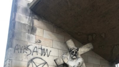 Wulgarne, antyreligijne malunki na kapliczkach Kalwarii Panewnickiej. Policja szuka sprawców