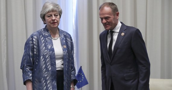 W obliczu braku zgody brytyjskiego parlamentu na umowę brexitową odłożenie daty opuszczenia UE przez Wielką Brytanię może być rozwiązaniem - ocenił szef Rady Europejskiej Donald Tusk. Jego zdaniem premier Theresa May wierzy, że może uniknąć tego scenariusza.