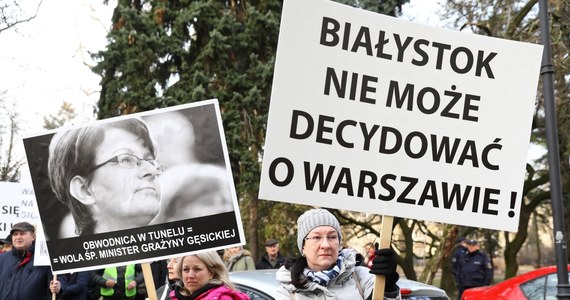 „Czujemy się oszukani”, „Powstanie obwodnicy zagraża naszemu zdrowiu”  – m.in. takie hasła przed siedzibą Generalnej Dyrekcji Ochrony Środowiska w Warszawie, wykrzykiwali mieszkańcy dzielnicy Wesoła oraz Sulejówka sprzeciwiający się budowie wschodniej obwodnicy Warszawy. 