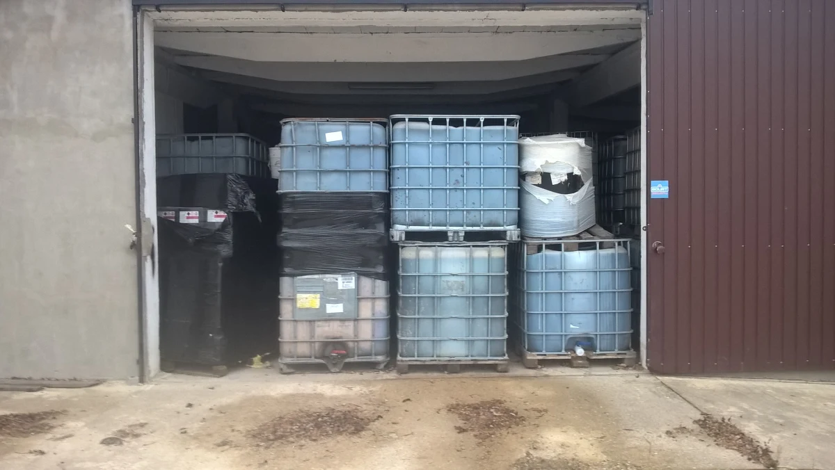 "Żyjemy jak na bombie. Nie wiemy, co nas czeka" - mówią w rozmowie z reporterem RMF FM Michałem Dobrołowiczem mieszkańcy gminy Borkowice w powiecie przysuskim na Mazowszu. W styczniu w dawnym magazynie spółdzielni odkryto nielegalne składowisko z ponad tysiącem ton toksycznych odpadów. Znaleziono tam m.in. pozostałości po farbach i lakierach.