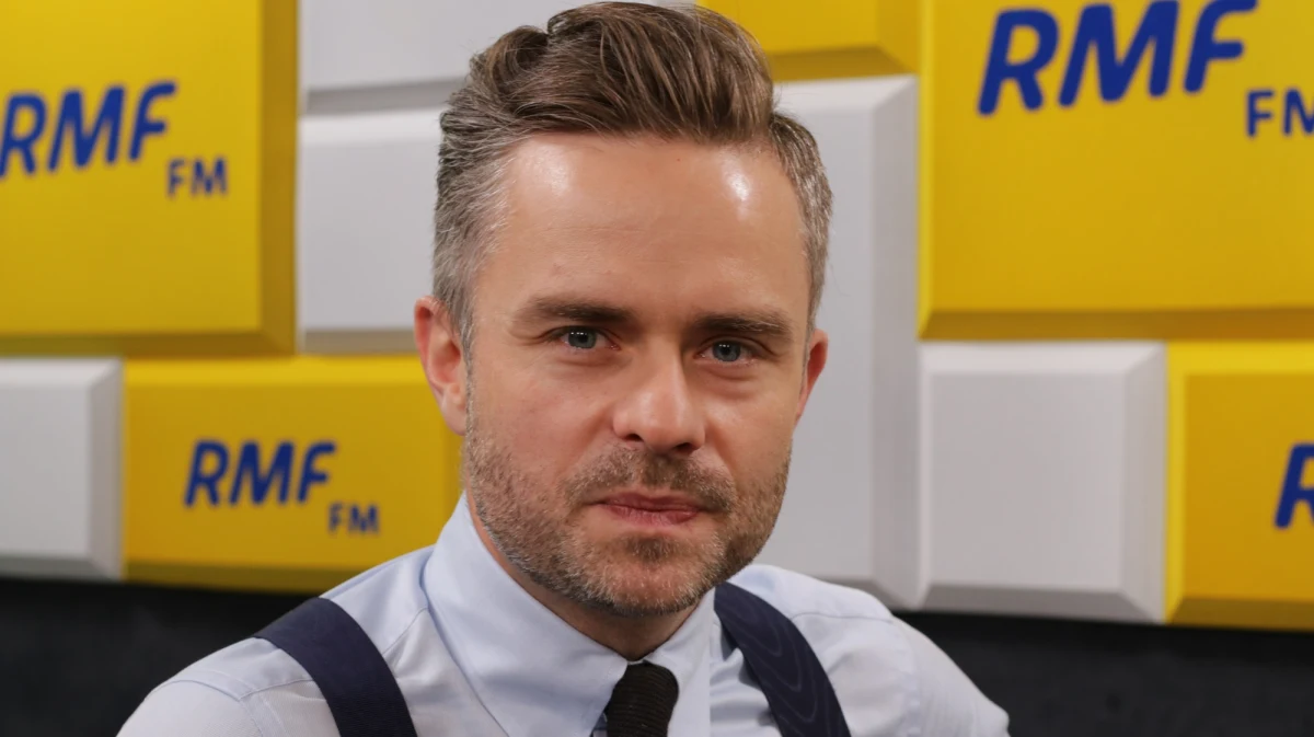 "Joachim Brudziński do PE? To dla mnie zaskoczenie" - mówi poranny gość RMF FM Adam Hofman. Wyjazd do PE (...) zawsze przydaje się politykom. Brudziński złagodniał.(...) Jest najbliższym współpracownikiem Jarosława Kaczyńskiego odpowiedzialnym za partię. To zużywa, męczy, wypala. (...) Poza tym ma rodzinę. Musi myśleć w kategoriach samca" - podkreśla gość Roberta Mazurka. 