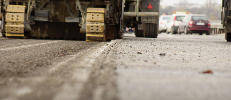 Dwie włoskie firmy budujące polskie drogi żądają dodatkowych pieniędzy. Chcą, by Generalna Dyrekcja Dróg Krajowych i Autostrad dopłaciła im do kontraktów 1,215 mld złotych. Jak ujawniliśmy w RMF FM, koncerny grożą całkowitym przerwaniem prac.