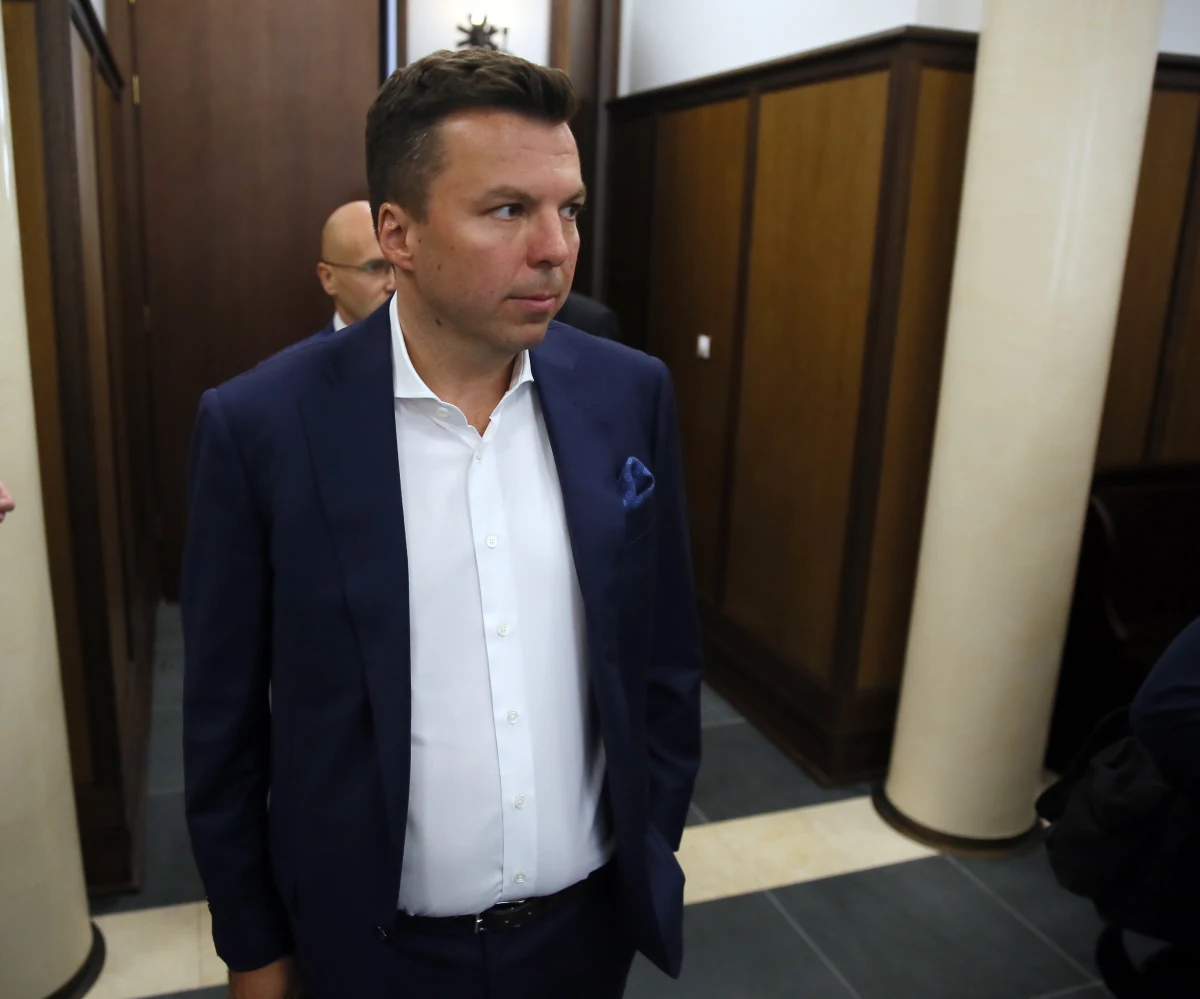 Jest wniosek o wystawienie listu gończego za Markiem Falentą. Dziś stołeczni policjanci wysłali go do sądu - dowiedział się reporter RMF FM. Według sądu, to Marek Falenta stał za aferą podsłuchową, która w 2014 roku wstrząsnęła rządem Donalda Tuska. 31 stycznia tego roku Sąd Apelacyjny w Warszawie prawomocnie orzekł, że biznesmen ma trafić na 2,5 roku do więzienia.