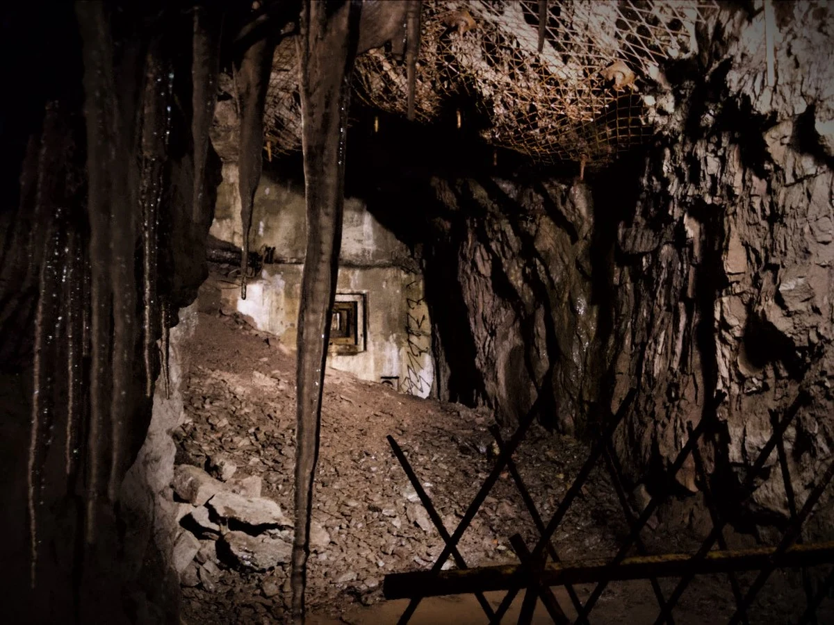 "Osówka", hitlerowski kompleks w Górach Sowich, którego tunele drążyli w tragicznych warunkach więźniowie niemieckich obozów koncentracyjnych wciąż kryje jeszcze swoje tajemnice – uważają eksploratorzy. Kilkunastu pasjonatów historii odwiedziło kompleks by obejrzeć tak zwany "uskok". To miejsce, w którym miały znajdować się przejścia do nieznanych części kompleksu. Po oczyszczeniu przejścia okazało się jednak, że tuneli nie ma.