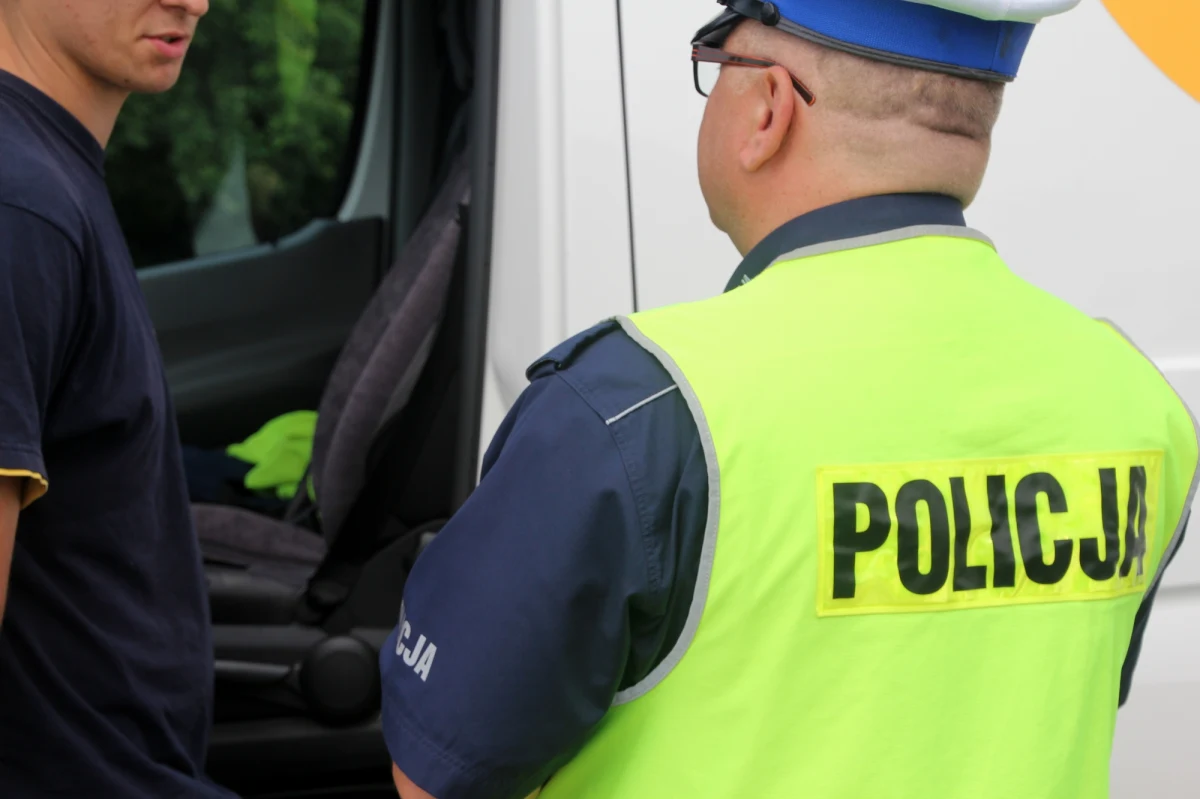 Koszalińska policja zatrzymała w pobliżu dworca 54-letniego kierowcę renault. Miał w organizmie 3,7 promila alkoholu. W jego zatrzymaniu pomógł inny kierowca. "To było obywatelskie działanie" - podkreślają funkcjonariusze. 
