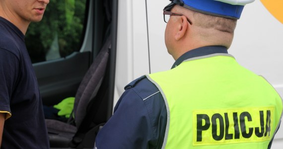 Koszalińska policja zatrzymała w pobliżu dworca 54-letniego kierowcę renault. Miał w organizmie 3,7 promila alkoholu. W jego zatrzymaniu pomógł inny kierowca. "To było obywatelskie działanie" - podkreślają funkcjonariusze. 
