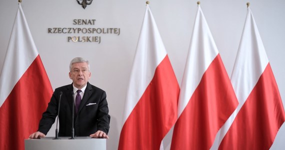 Trzynastka PiS-u tylko dla emerytów, nie dla rencistów? "Jest wyraźnie powiedziane, że chodzi o emerytów" - powiedział we wtorek marszałek Senatu Stanisław Karczewski dopytywany o szczegóły sobotnich obietnic złożonych podczas konwencji PiS w Warszawie. Co innego stwierdziła jednak w poniedziałek minister rodziny Elżbieta Rafalska.