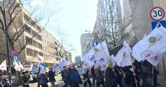 Rolnicy zrzeszeni w Komitecie Obrony Polskiego Rolnictwa i Hodowców Zwierząt protestują przed Sejmem. Domagają się m.in. podniesienia wydatków na rolnictwo do poziomu 1,2 proc. PKB. 