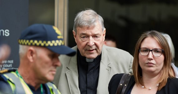 Zakaz publicznego pełnienia posługi i kontaktów z nieletnimi otrzymał od papieża Franciszka kardynał George Pell, uznany przez ławę przysięgłych sądu w Melbourne za winnego czynów pedofilskich. Jak oświadczył rzecznik Watykanu Alessandro Gisotti, są to "środki zapobiegawcze", zastosowane w oczekiwaniu na definitywne osądzenie duchownego. Kardynał Pell - do niedawna jeden z najbliższych współpracowników Franciszka - odrzuca wszelkie oskarżenia.