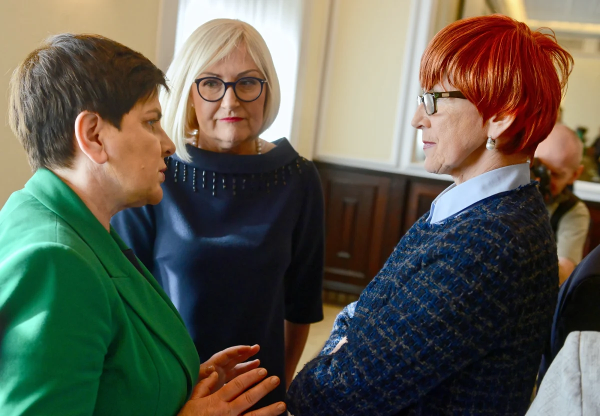 Rząd policzył koszty realizacji sobotnich obietnic PiS - twierdzi minister Joanna Kopcińska. Na specjalnej konferencji prasowej rzeczniczka rządu poinformowała o rozpoczęciu prac nad ustawami, które mają wdrożyć obietnice między innymi 500 Plus dla każdego dziecka czy majowej wypłaty dodatkowej emerytury. Pierwsza - o przywróceniu połączeń autobusowych ma już być prawie gotowa. 