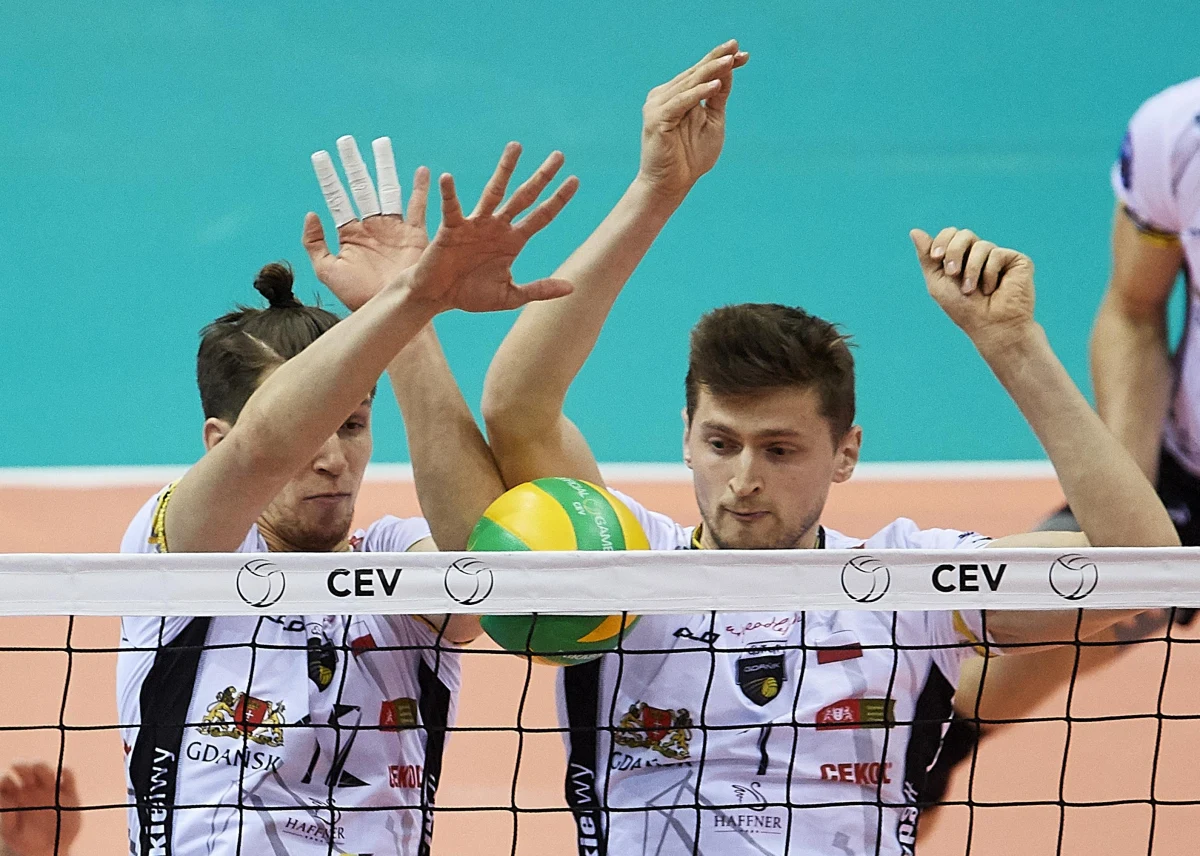 Siatkarze Trefla Gdańsk są już pewni gry w ćwierćfinale Ligi Mistrzów. Jutro rozegrają w Belgii ostatni mecz fazy grupowej. W naszej Plus Lidze muszą jednak cały czas walczyć o miejsce w play-off. "Będzie o to w tym sezonie naprawdę bardzo ciężko. Niektóre drużyny odskoczyły nam już na sporo punktów" – przyznaje w rozmowie z RMF FM środkowy Trefla i reprezentacji Polski Piotr Nowakowski. Dodaje też, że po sezonie najprawdopodobniej zmieni klub, ale raczej zostanie w jednym z polskich klubów. "Oferta zagraniczna musiałby w pełni zadowolić mnie finansowo i życiowo" – mówi dwukrotny mistrz świata.