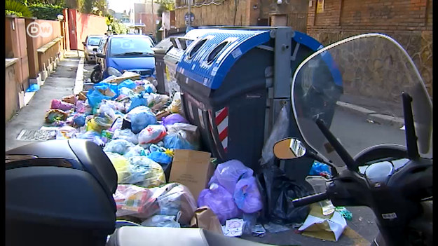 Mieszkańcy Rzymu mają już dość. Piętrzące się na ulicach śmieci psują wizerunek miasta. Ale władze nie przejmują się i problemu nie widzą.
