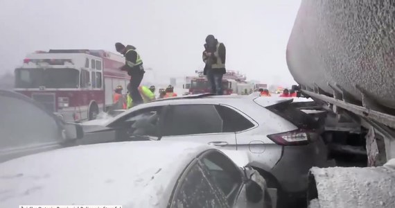 Ponad 70 samochodów zderzyło się na zaśnieżonej autostradzie w okolicach Berrie w prowincji Ontario. 12 osób z niewielkimi obrażeniami trafiło do szpitala.