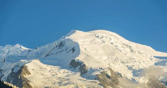 Polski alpinista zginął podczas schodzenia z najwyższego szczytu Europy Mont Blanc - poinformowała AFP. Polak spadł 400 m z grani na wysokości 2200 m n.p.m.