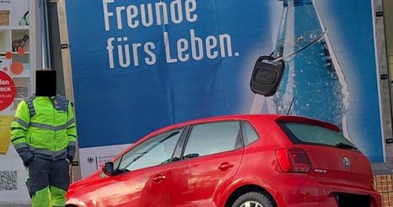 Pijana kobieta wsiadła do samochodu i spowodowała kolizję. Swoim pojazdem mieszkanka niemieckiego Sundern staranowała billboard kampanii propagującej trzeźwość – pisze Onet, powołując się na Deutsche Welle.