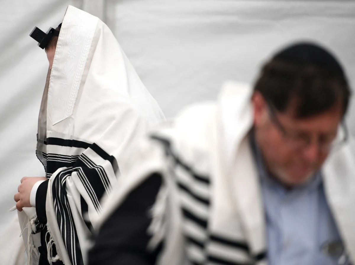 Chasydzi z całego świata przybyli do Leżajska, aby modlić się przy grobie cadyka Elimelecha w 233. rocznicę jego śmierci. W uroczystościach bierze udział ponad dwa tysiące żydów z Europy, USA, Kanady i z Izraela.