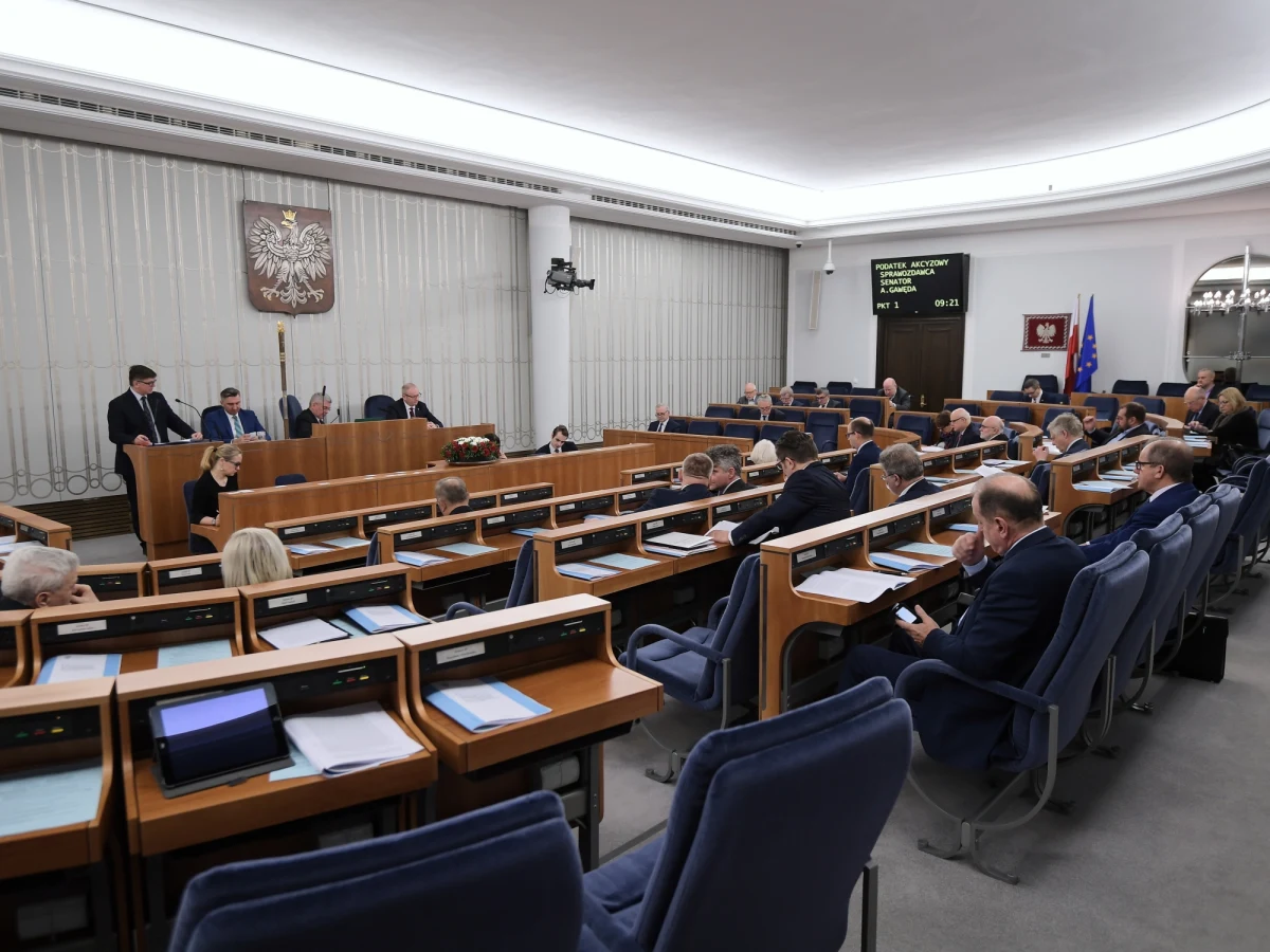 Senat nie wprowadził żadnych poprawek do nowelizacji ustawy o cenach prądu. Główne zmiany dotyczą opłat dystrybucyjnych i za przesył energii elektrycznej, które nie będą ustalane ustawą, ale przez regulatora - Prezesa URE. Ustawa trafi teraz do prezydenta.