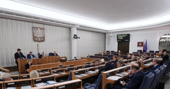 Senat nie wprowadził żadnych poprawek do nowelizacji ustawy o cenach prądu. Główne zmiany dotyczą opłat dystrybucyjnych i za przesył energii elektrycznej, które nie będą ustalane ustawą, ale przez regulatora - Prezesa URE. Ustawa trafi teraz do prezydenta.