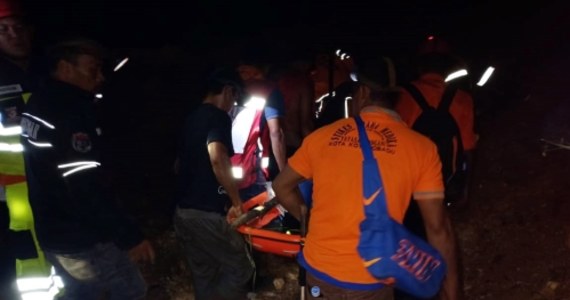 Co najmniej 60 osób pracujących w nielegalnej kopalni złota na wyspie Celebes zostało przysypanych i znajduje się pod ziemią po tąpnięciu, do jakiego doszło w miejscu wydobycia - podała indonezyjska agencja ds. klęsk żywiołowych i katastrof. Wydobyto 13 osób.
