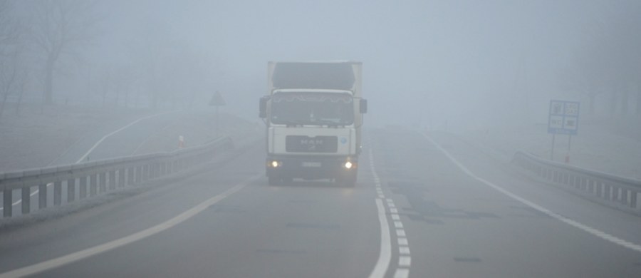 Mgła utrudnia jazdę kierowcom w ośmiu województwach - podaje o poranku Generalna Dyrekcja Dróg Krajowych i Autostrad. Informuje, że wszystkie drogi krajowe są przejezdne, a na sieci dróg krajowych pracuje 69 pojazdów do zimowego utrzymania.