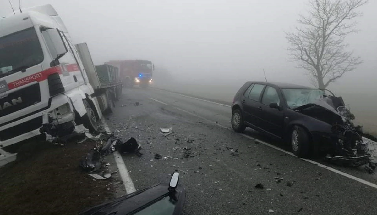 Zderzenie ciężarówki i auta osobowego na na drodze krajowej nr 94 w Łosiowie (woj. opolskie). Jedna osoba została ranna. Droga przez kilka godzin była zablokowana. Zdjęcia z miejsca zdarzenia dostaliśmy na Gorącą Linię RMF FM. 