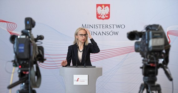 Będziemy starali się uniknąć nowelizowania tegorocznego budżetu - zapowiada w rozmowie z dziennikarzem RMF FM Krzysztofem Berendą minister finansów Teresa Czerwińska. Jej zdaniem koszt tzw. piątki Kaczyńskiego - czyli ogłoszonych w sobotę obietnic wyborczych Prawa i Sprawiedliwości - da się zmieścić w ustalonym już na ten rok planie finansowym.