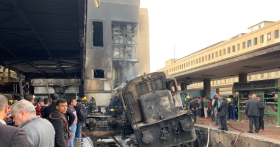 Co najmniej 25 zabitych i 50 rannych - taki bilans eksplozji i pożaru na głównym dworcu kolejowym w Kairze podaje egipska telewizja państwowa. Według relacji świadków, na których powołuje się Reuters, do eksplozji doszło, gdy lokomotywa pociągu uderzyła w zamykający tor stalowy bufor.