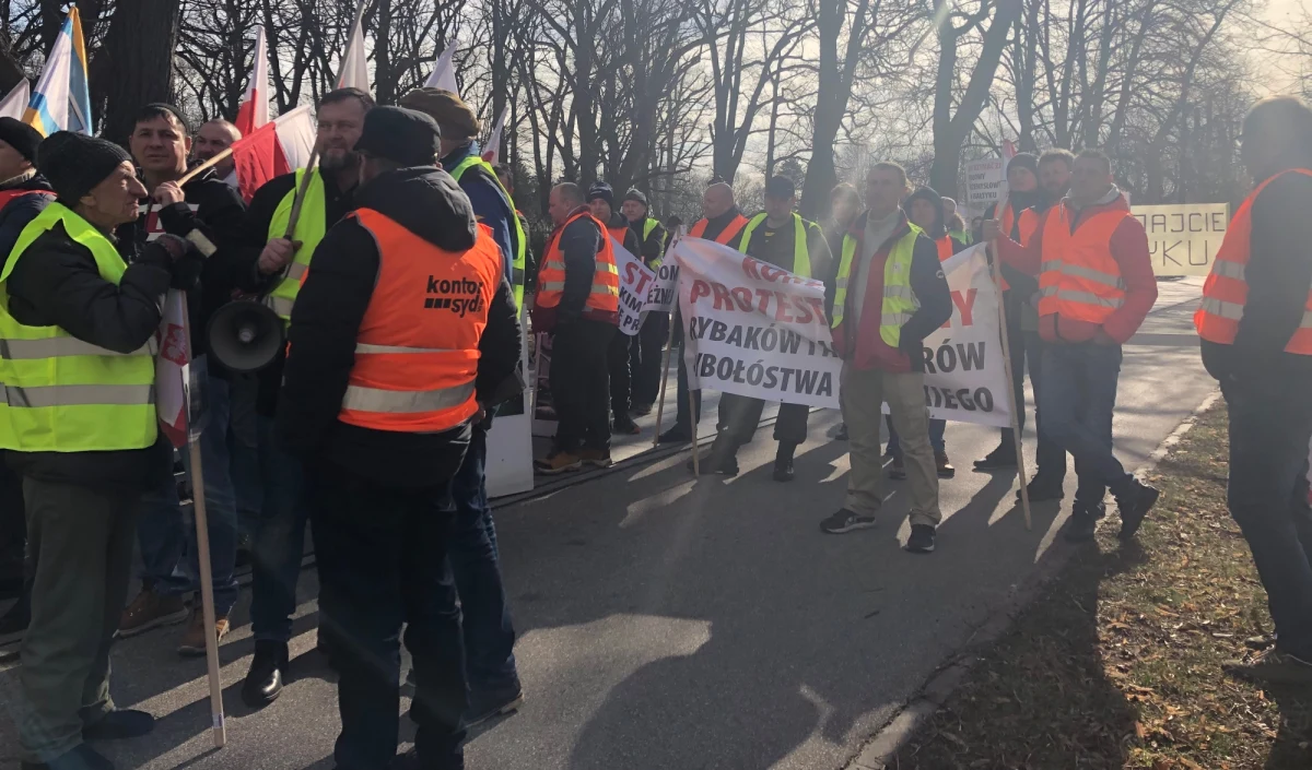 "Nie możemy pracować, bo w Bałtyku jest coraz mniej ryb" - takie hasła można usłyszeć przed Kancelarią Premiera w Warszawie. Trwa tam protest około 200 rybaków przybrzeżnych. Chcą w ten sposób pokazać problem przełowienia Bałtyku i prosić o interwencję. "Stan zasobów jest tragiczny, nie ma ryby, nie wiemy, z jakiego powodu. Potrzebujemy programu naprawczego, który będzie chronić rybaków" - podkreślają w rozmowie z reporterem RMF FM.