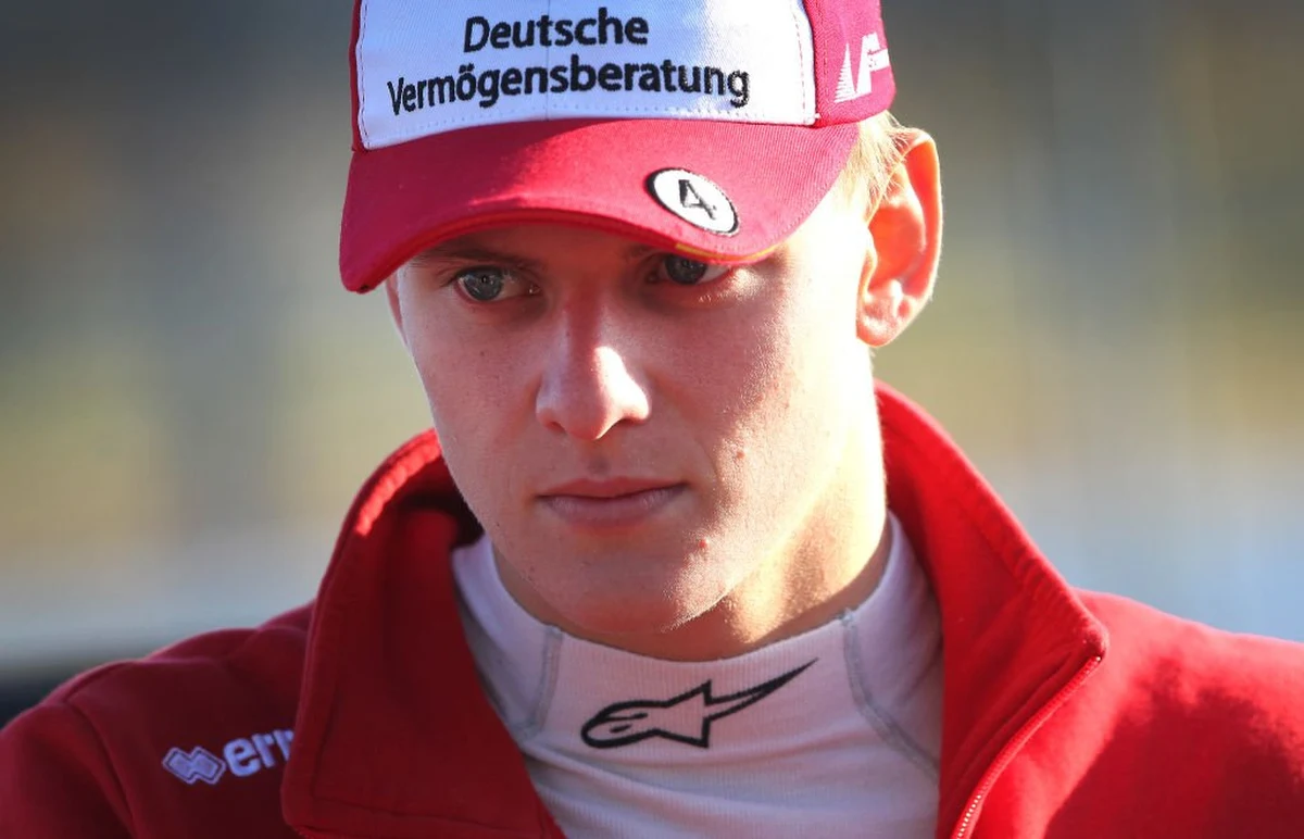 Mick Schumacher w kwietniu w Bahrajnie może zadebiutować w testach Formuły 1 w barwach teamu Alfa Romeo - poinformowano na oficjalnej stronie "królowej sportów motorowych". 19-letni niemiecki kierowca to syn siedmiokrotnego mistrza świata Michaela Schumachera.
