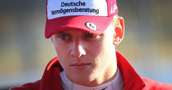 Mick Schumacher w kwietniu w Bahrajnie może zadebiutować w testach Formuły 1 w barwach teamu Alfa Romeo - poinformowano na oficjalnej stronie "królowej sportów motorowych". 19-letni niemiecki kierowca to syn siedmiokrotnego mistrza świata Michaela Schumachera.