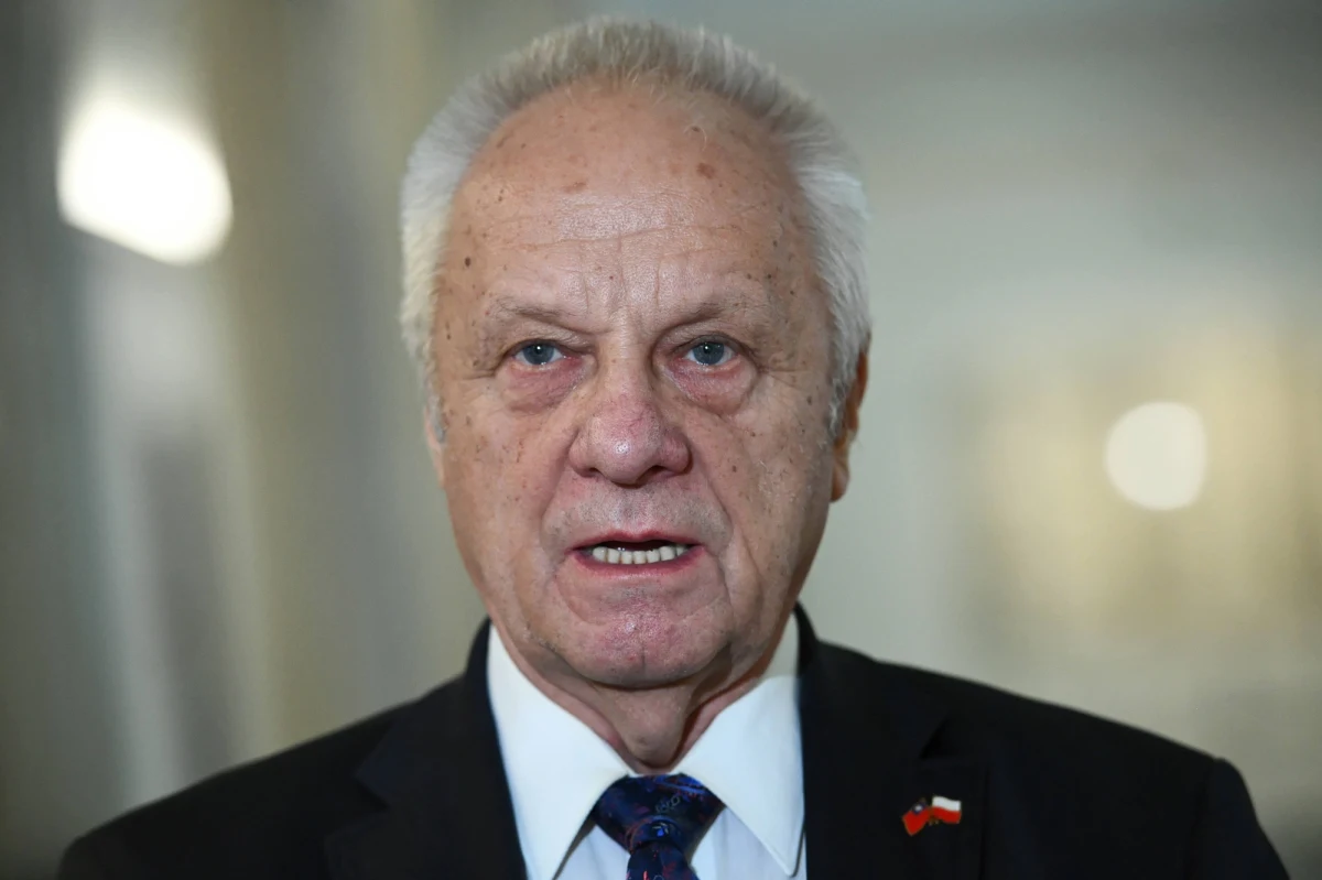 Sąd Okręgowy w Łodzi uchylił areszt wobec Wojciecha K. jednego z podejrzanych ws. udzielenia korzyści osobistej posłowi Stefanowi Niesiołowskiemu. Sprawa drugiego podejrzanego – Bogdana W. - odroczona została do 8 marca.