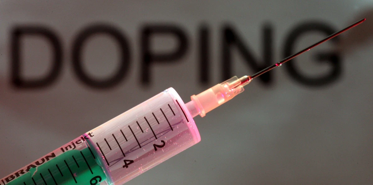 Pięciu biegaczy narciarskich, w tym prawdopodobnie należący do światowej czołówki Kazach Aleksiej Połtoranin, zostało zatrzymanych wskutek antydopingowej akcji policji w trakcie mistrzostw świata w konkurencjach klasycznych w austriackim Seefeld. Funkcjonariusze dokonali przeszukań w 16 miejscach, m.in. hotelach, kwaterach i domach prywatnych, w Seefeld i okolicach. Po południu policja wydała oświadczenie, że zatrzymano pięciu biegaczy narciarskich: po dwóch Austriaków i Estończyków oraz Kazacha.