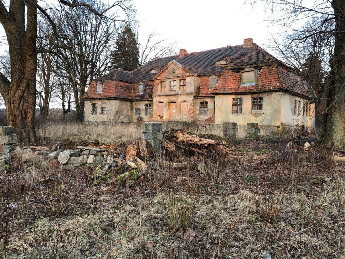 Prezes PKN Orlen Daniel Obajtek kupił pałac pod Łebą i przekazał go bezpłatnie w użytkowanie Fundacji Pomocy i Więzi Polskiej "Kresy RP" - informuje "Super Ekspres". W przyszłości mają tam być rehabilitowane dzieci m.in. z zespołem Tourette'a. Z tą przypadłością zmaga się sam Daniel Obajtek. 