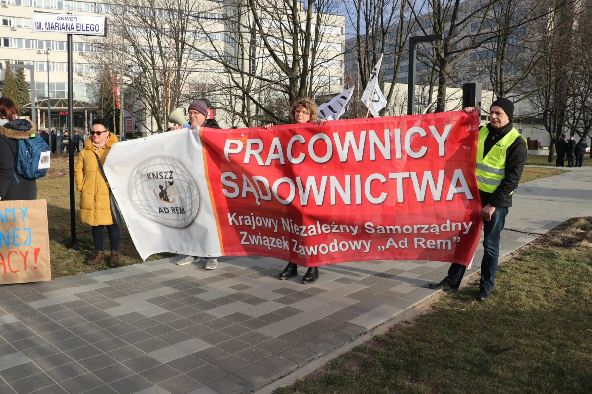 Kilkaset osób uczestniczyło w manifestacji pracowników sądów w Krakowie. Domagają się podwyżek swoich pensji o 1000 złotych i lepszych warunków pracy. 
