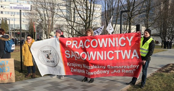 Kilkaset osób uczestniczyło w manifestacji pracowników sądów w Krakowie. Domagają się podwyżek swoich pensji o 1000 złotych i lepszych warunków pracy. 
