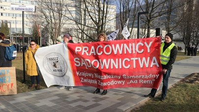 "Za 1800 zł nie da się żyć". Protest pracowników sądów w Krakowie