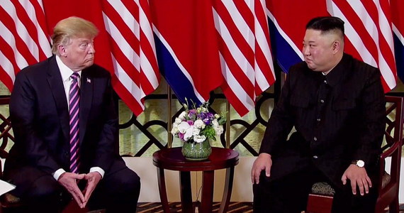 Prezydent USA Donald Trump i przywódca Korei Płn. Kim Dzong Un opuścili w środę wieczorem czasu lokalnego hotel Metropole w Hanoi po ok. półgodzinnym spotkaniu powitalnym i wspólnym obiedzie, w czasie którego towarzyszyli im współpracownicy.