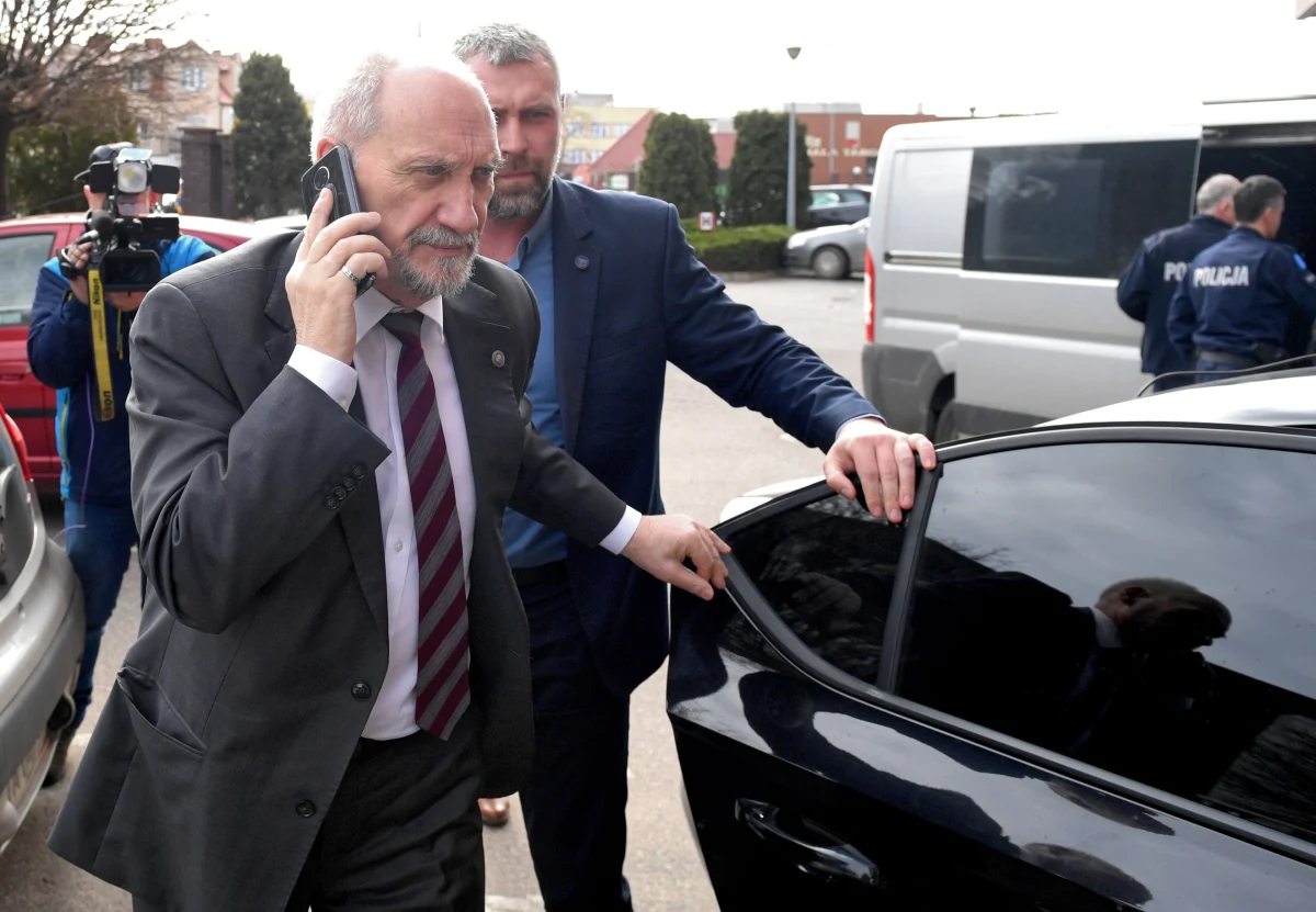Ponad 7 godzin przesłuchiwany był w tarnobrzeskiej prokuraturze były szef MON Antoni Macierewicz. Jako świadek zeznawał w sprawie działania na szkodę Polskiej Grupy Zbrojeniowej.