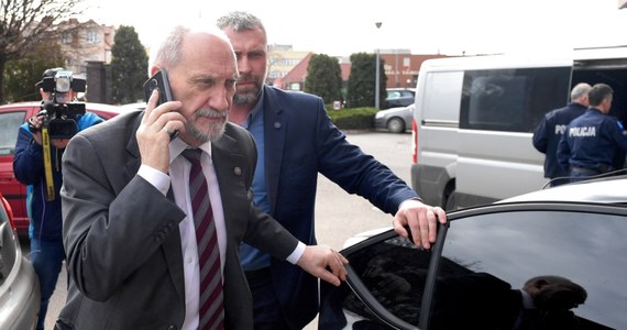 Ponad 7 godzin przesłuchiwany był w tarnobrzeskiej prokuraturze były szef MON Antoni Macierewicz. Jako świadek zeznawał w sprawie działania na szkodę Polskiej Grupy Zbrojeniowej.