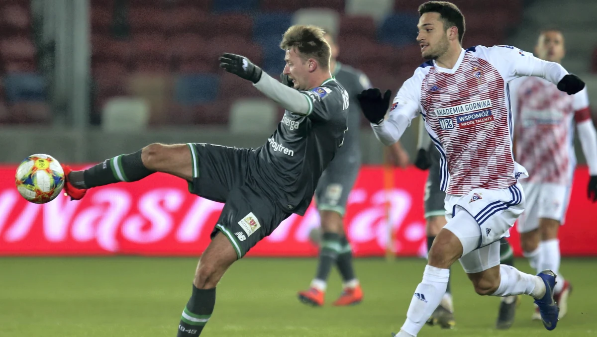 Lechia Gdańsk pokonała Górnik Zabrze 2:1 i została pierwszym półfinalistą Pucharu Polski. Pozostałe mecze ćwierćfinałowe odbędą się w marcu.